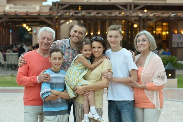 Familie ontspannen in het resort — Stockfoto