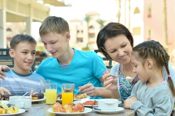 Mutter und Kinder beim Frühstück — Stockfoto