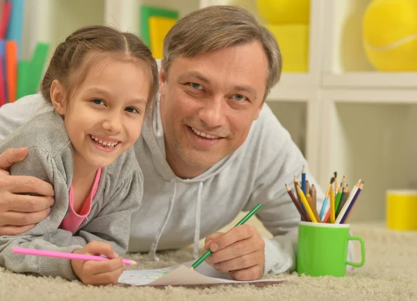 Lycklig far och dotter målning — Stockfoto