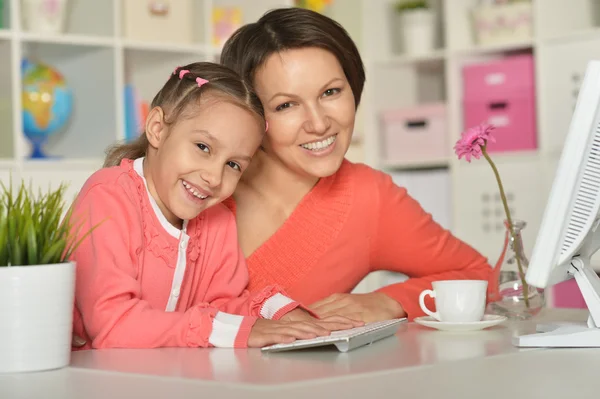 Kleines Mädchen mit Mutter und Computer — Stockfoto