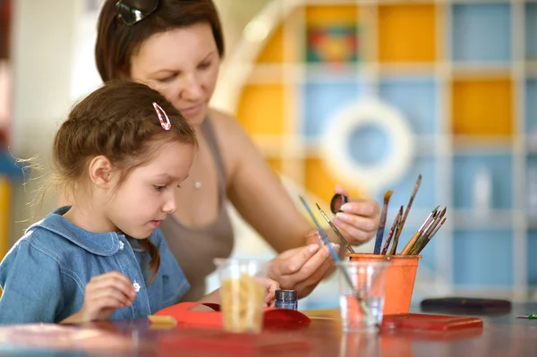 Ragazza pittura con madre — Foto Stock