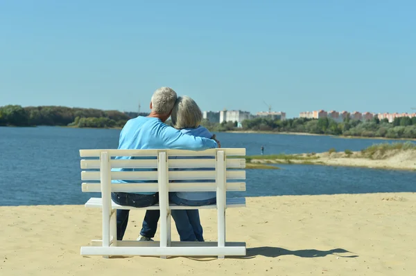 Casal sênior descansando no parque — Fotografia de Stock