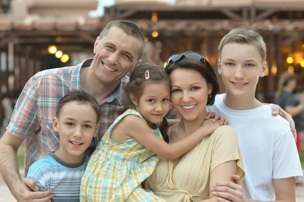 Familjen avkopplande på vacation resort — Stockfoto