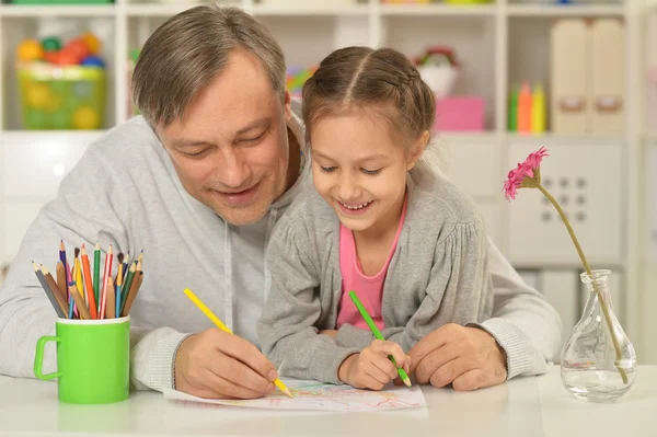 Lycklig far och dotter målning — Stockfoto