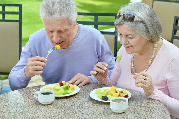 Äldre par på restaurang — Stockfoto