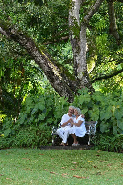 Pareja de ancianos en jardín tropical — Foto de Stock