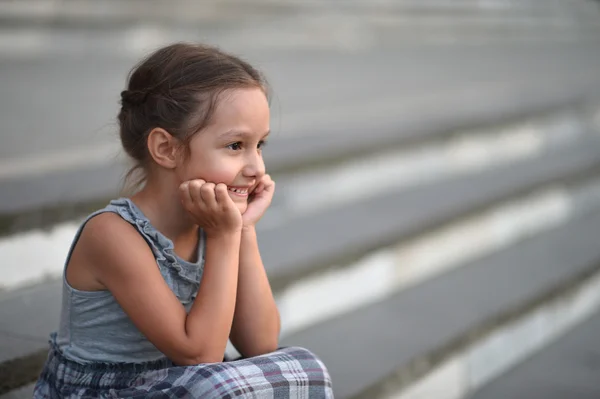 Bambina seduta sulle scale — Foto Stock