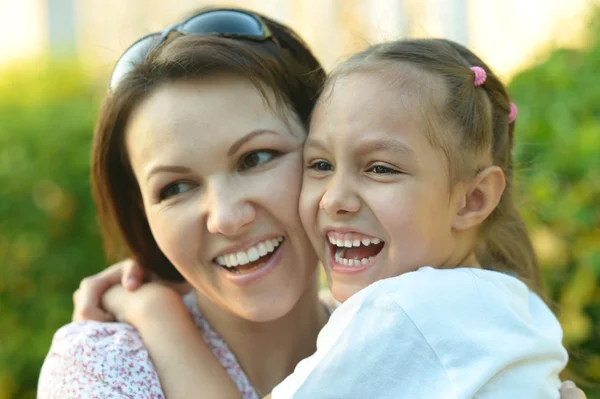 Mädchen mit Mutter im Park Stockfoto