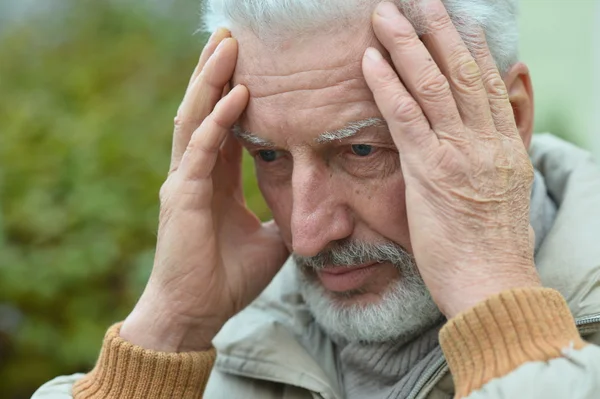 Triste homme âgé dans le parc — Photo