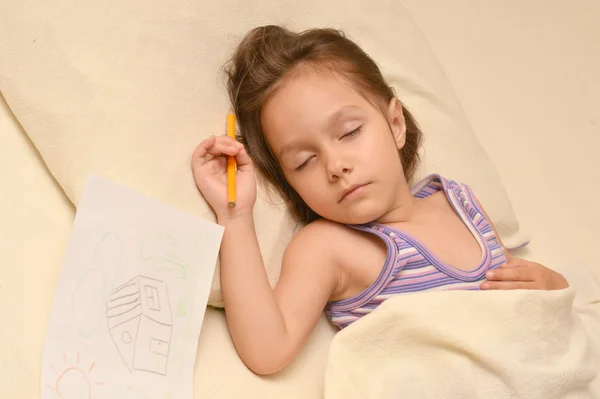 Niña durmiendo con foto —  Fotos de Stock