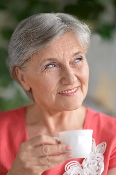 Mujer mayor con copa — Foto de Stock