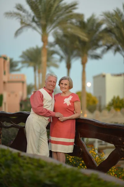 Seniorenpaar in der Nähe von Hotel-Resort — Stockfoto