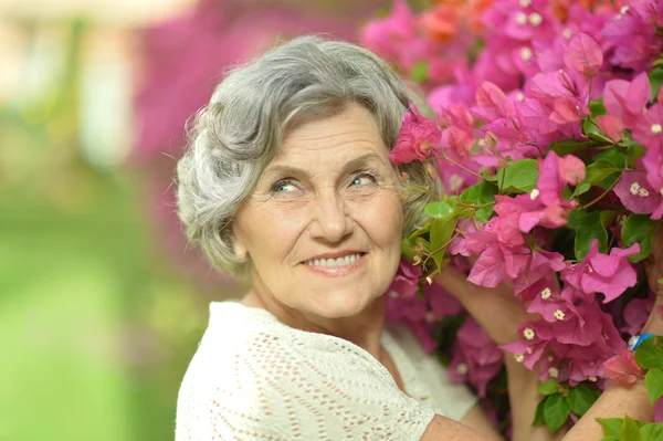 Porträtt av vacker äldre kvinna — Stockfoto