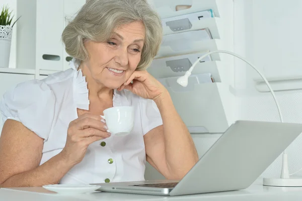 Anciana que trabaja en el portátil — Foto de Stock