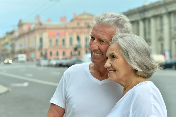 Casal maduro na cidade — Fotografia de Stock