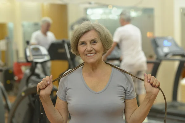 Ηλικιωμένη γυναίκα άσκηση στο γυμναστήριο — Φωτογραφία Αρχείου