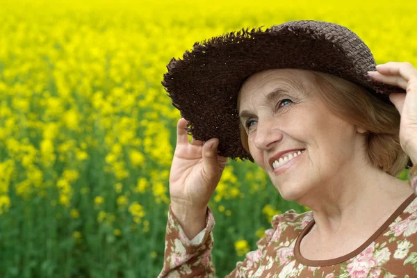 Donna anziana in campo — Foto Stock