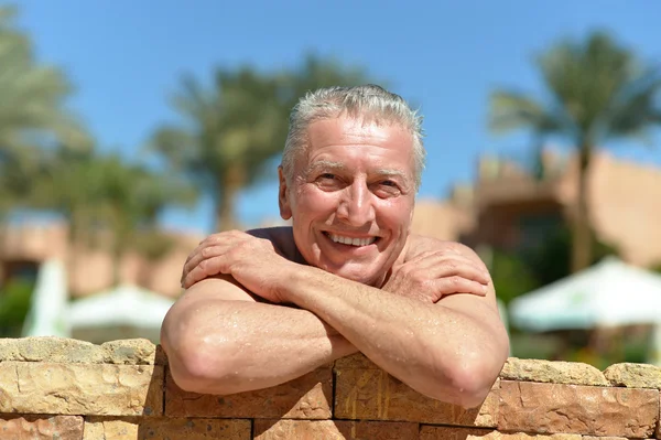 Senior homem na piscina — Fotografia de Stock