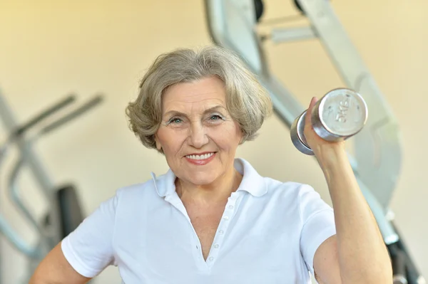 Eldre kvinne som trener i gym – stockfoto