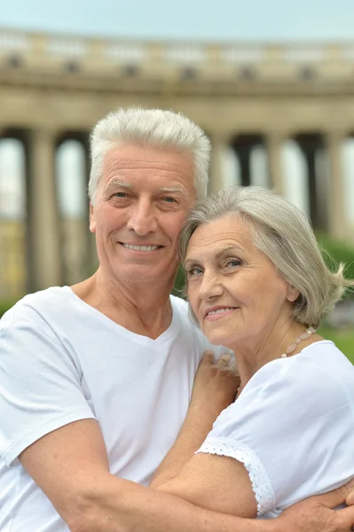 Parejas maduras en la ciudad —  Fotos de Stock