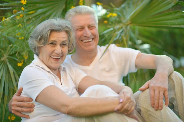 Pareja mayor cerca del hotel resort — Foto de Stock