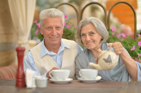 Oudere echtpaar drinken thee — Stockfoto