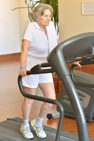 Elderly woman exercising in gym — Stock Photo, Image