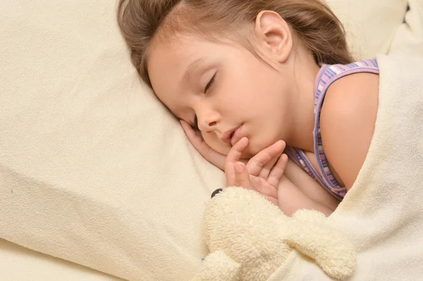 Kleines Mädchen schläft mit Spielzeug — Stockfoto