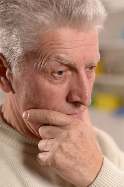 Doordachte lachende oudere man — Stockfoto