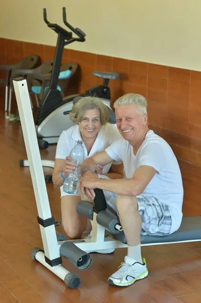 Couple aîné faisant de l'exercice au gymnase — Photo