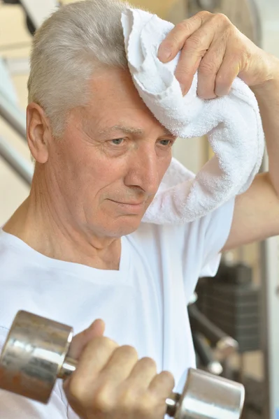 Uomo anziano in palestra — Foto Stock