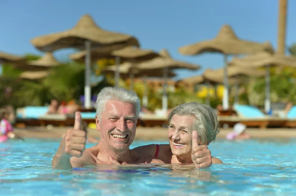 プールでリラックスした年配のカップル — ストック写真