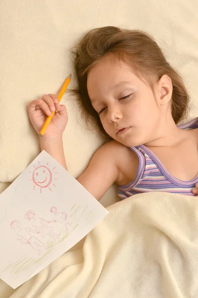 Bambina che dorme con foto — Foto Stock