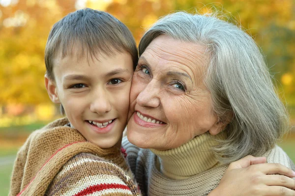 Farfar och sonson i parken — Stockfoto