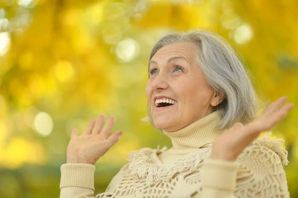 Seniorin im Herbstpark — Stockfoto