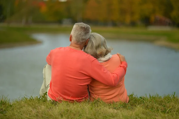 Bejaarde echtpaar in de buurt van lake — Stockfoto