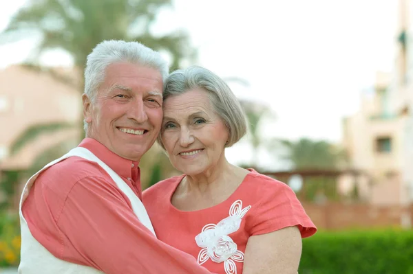 Pareja mayor cerca del hotel resort — Foto de Stock