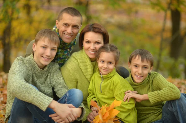 Happy Family dans la forêt d'automne — Photo