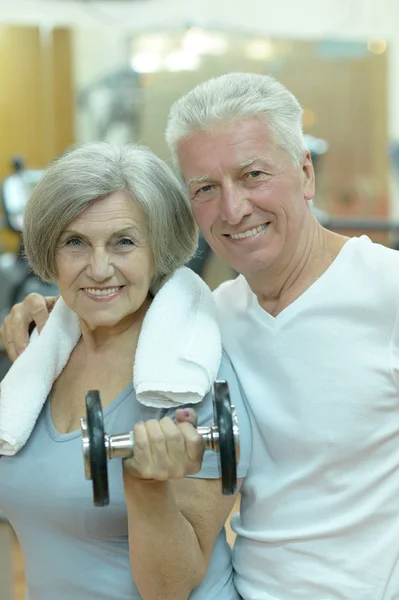 Senior couple exercising in gym — Stock Photo, Image