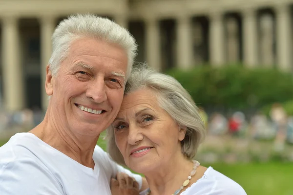 Parejas maduras en la ciudad — Foto de Stock