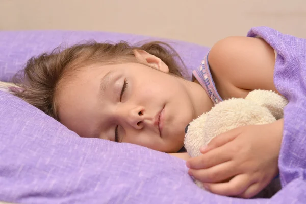 Bambina che dorme con giocattolo — Foto Stock