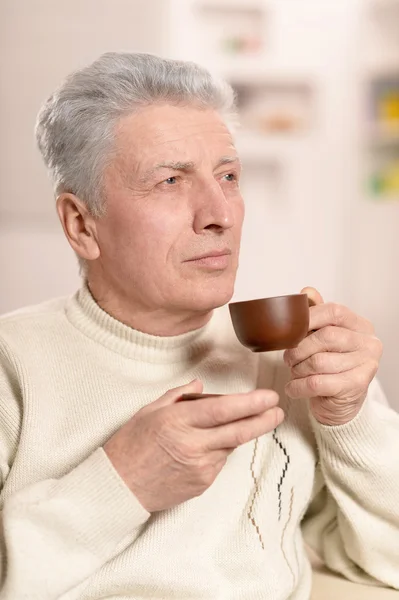 Idoso bebendo xícara de café — Fotografia de Stock