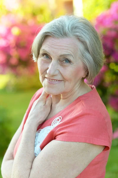 Mooie senior vrouw buiten — Stockfoto