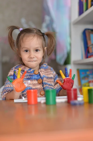 Маленькая девочка рисует красками — стоковое фото