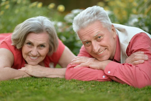 Pareja de ancianos en jardín tropical —  Fotos de Stock