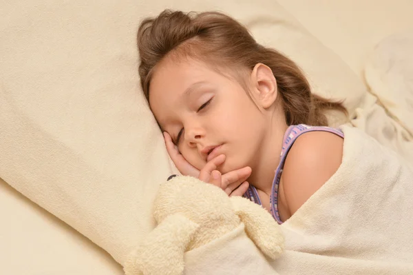 Menina dormindo com brinquedo — Fotografia de Stock