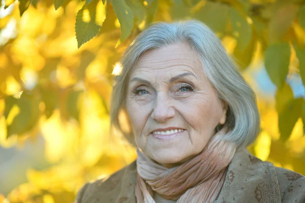 Seniorin im Herbstpark — Stockfoto