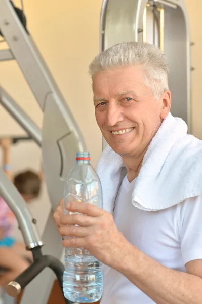 Uomo anziano in palestra — Foto Stock