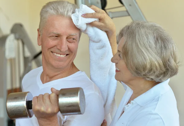 Senior pareja haciendo ejercicio en el gimnasio — Foto de Stock