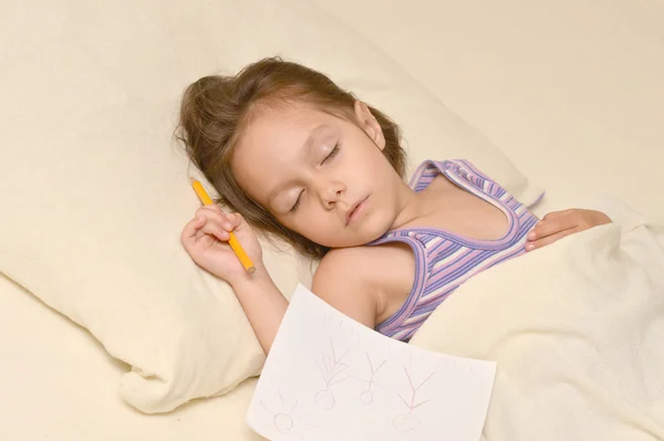 Bambina che dorme con foto — Foto Stock